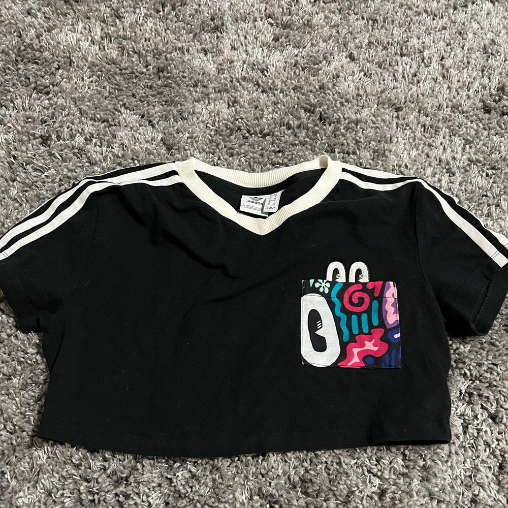 Small adidas T-Shirt crop. Used it 2X.